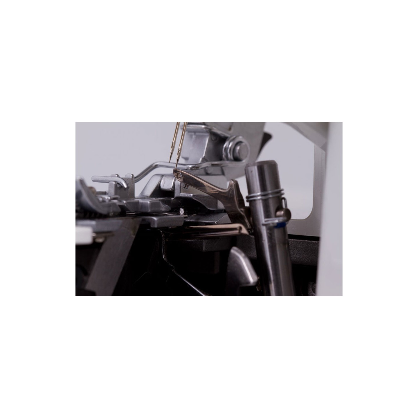 Surjeteuse Juki MO 654 DEN